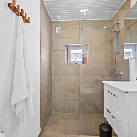 4 Bedroom Stunning In Hemme Hemmet