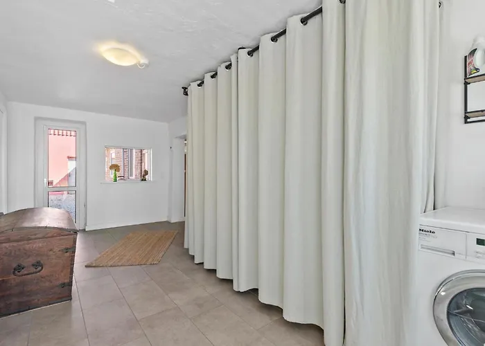 4 Bedroom Stunning In Hemme