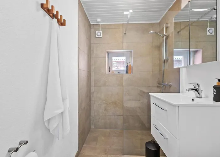 4 Bedroom Stunning In Hemme Hemmet